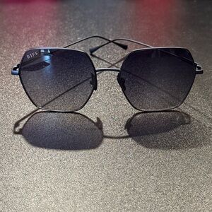 #956 DIFF Black Hexagonal Sunglasses